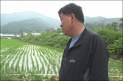 배문용 낙동강 공동체 사무총장이 경부운하 건설시 농업용수 고갈 우려에 대해 얘기하고 있다 